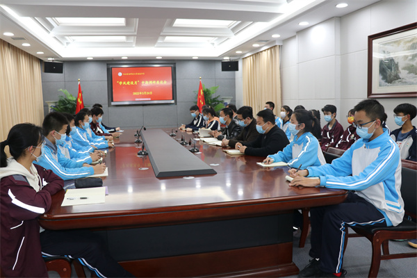 学生座谈会.JPG